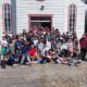 Foto frente a la Iglesia de Puerto Fonck de todos los niños, colaboradores y pastores asistentes al campamento