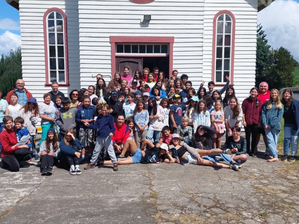 Foto frente a la Iglesia de Puerto Fonck de todos los niños, colaboradores y pastores asistentes al campamento