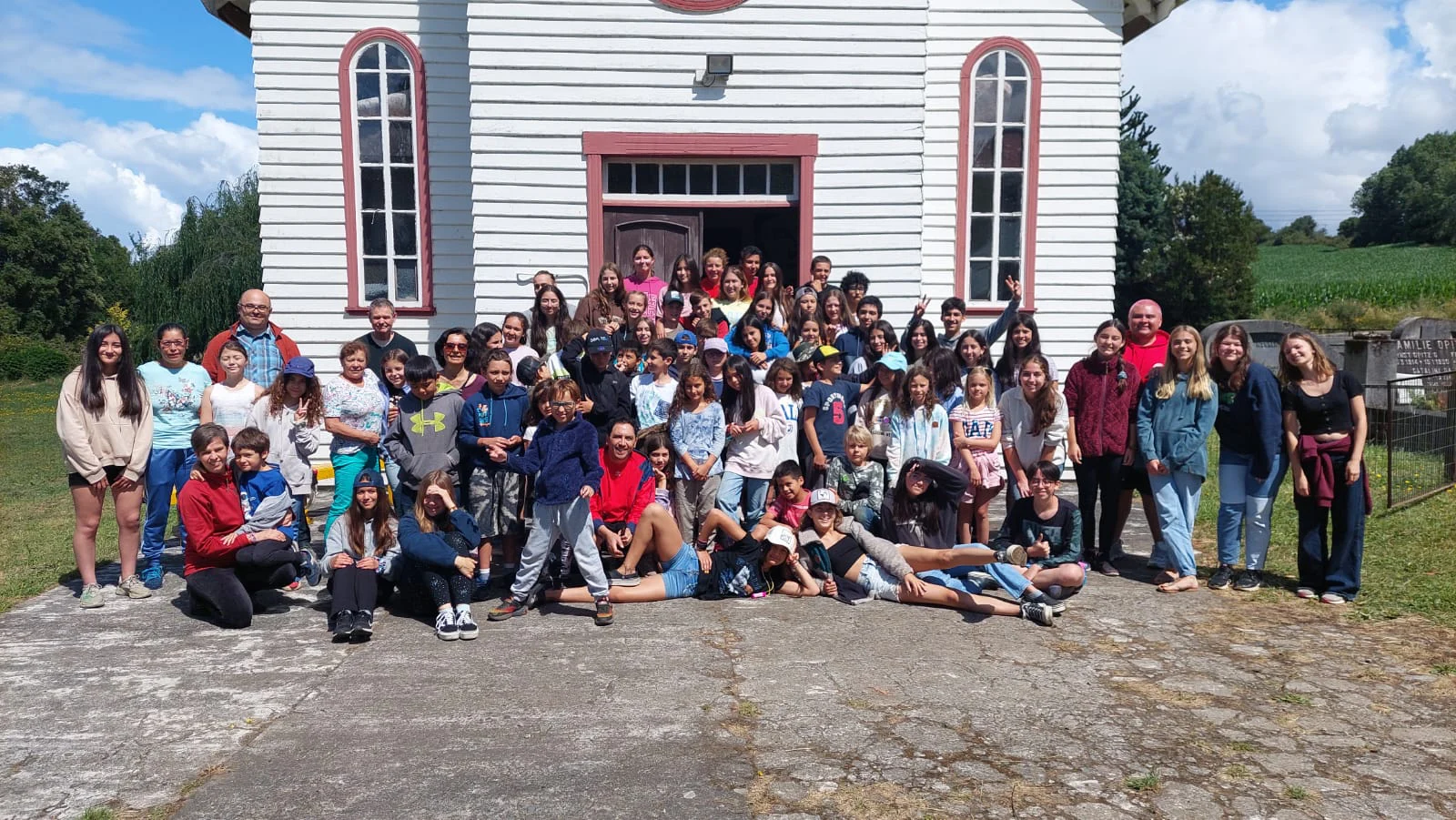 Foto frente a la Iglesia de Puerto Fonck de todos los niños, colaboradores y pastores asistentes al campamento